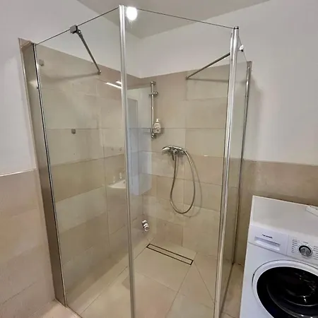Modern Spacious With Free Parking