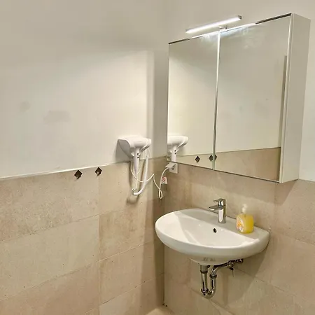 Modern Spacious With Free Parking Appartement Gerasdorf bei Wien