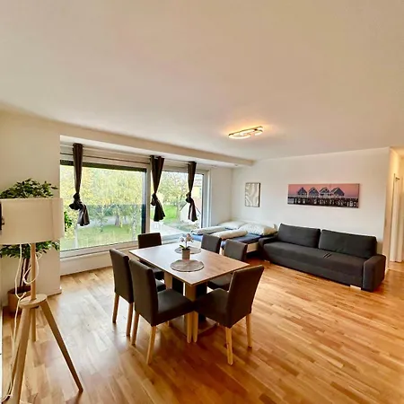 Modern Spacious With Free Parking Lejlighed