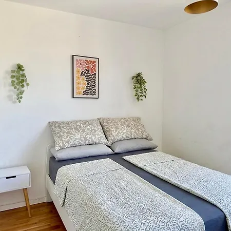 Modern Spacious With Free Parking *
