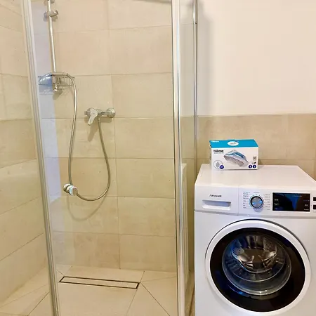 Modern Spacious With Free Parking Lejlighed