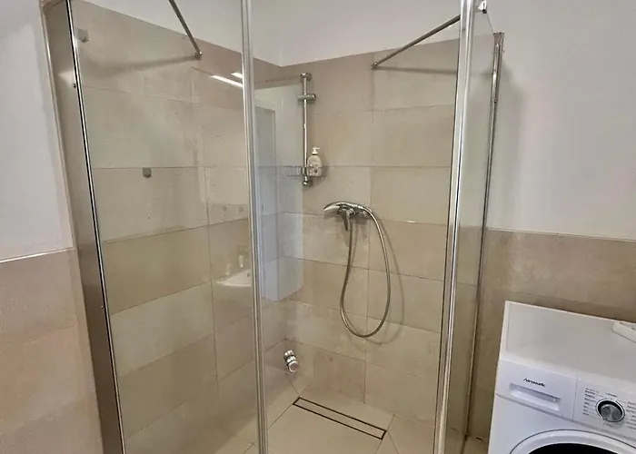 Modern Spacious With Free Parking